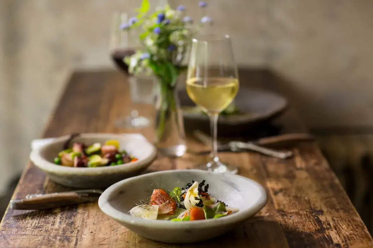 Deliziosi piatti con pesce e verdure, perfetti per i falanghina abbinamenti. Un bicchiere di vino bianco accompagna il tutto.
