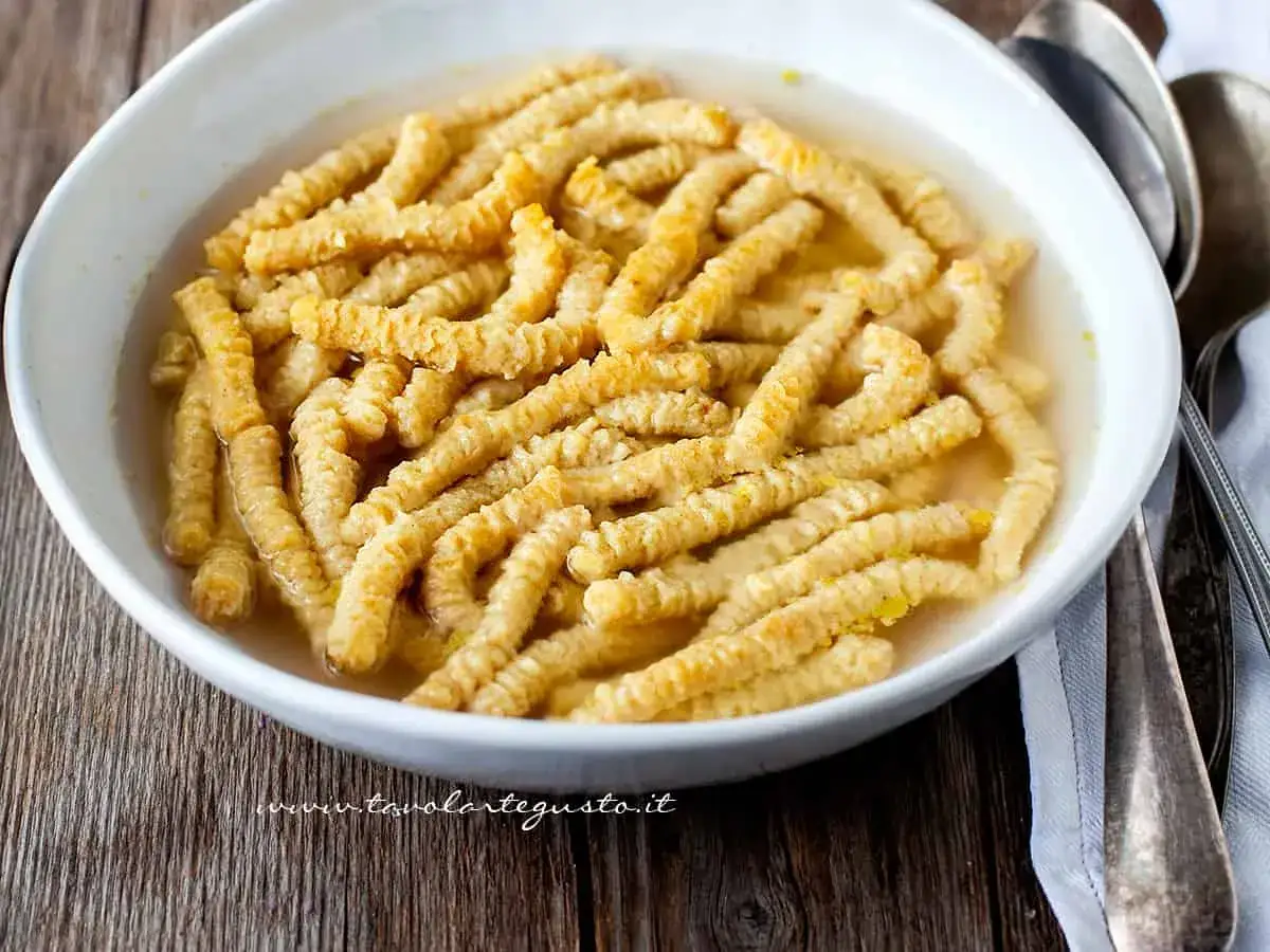 Passatelli in brodo, una ricetta tradizionale romagnola. Pasta fatta in casa, gustosa e confortante.