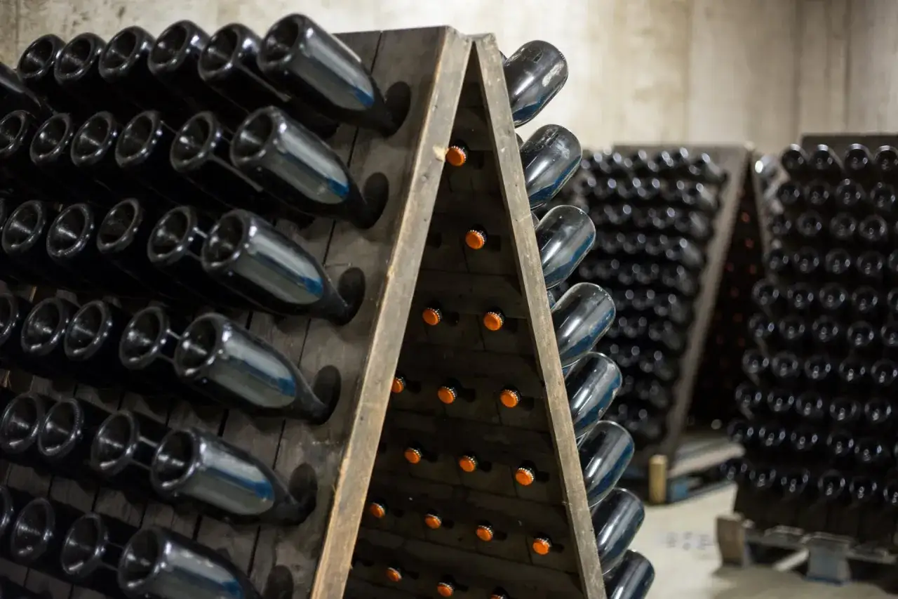 Bottiglie di spumante in cantina, parte de il processo di produzione degli spumanti più pregiati.
