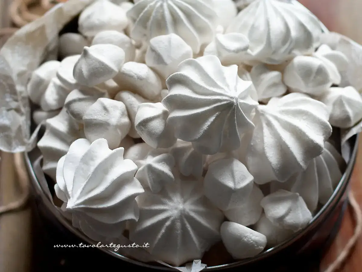 Un cesto pieno di meringhe soffici, perfette per ogni occasione. Scopri la ricetta per prepararle!