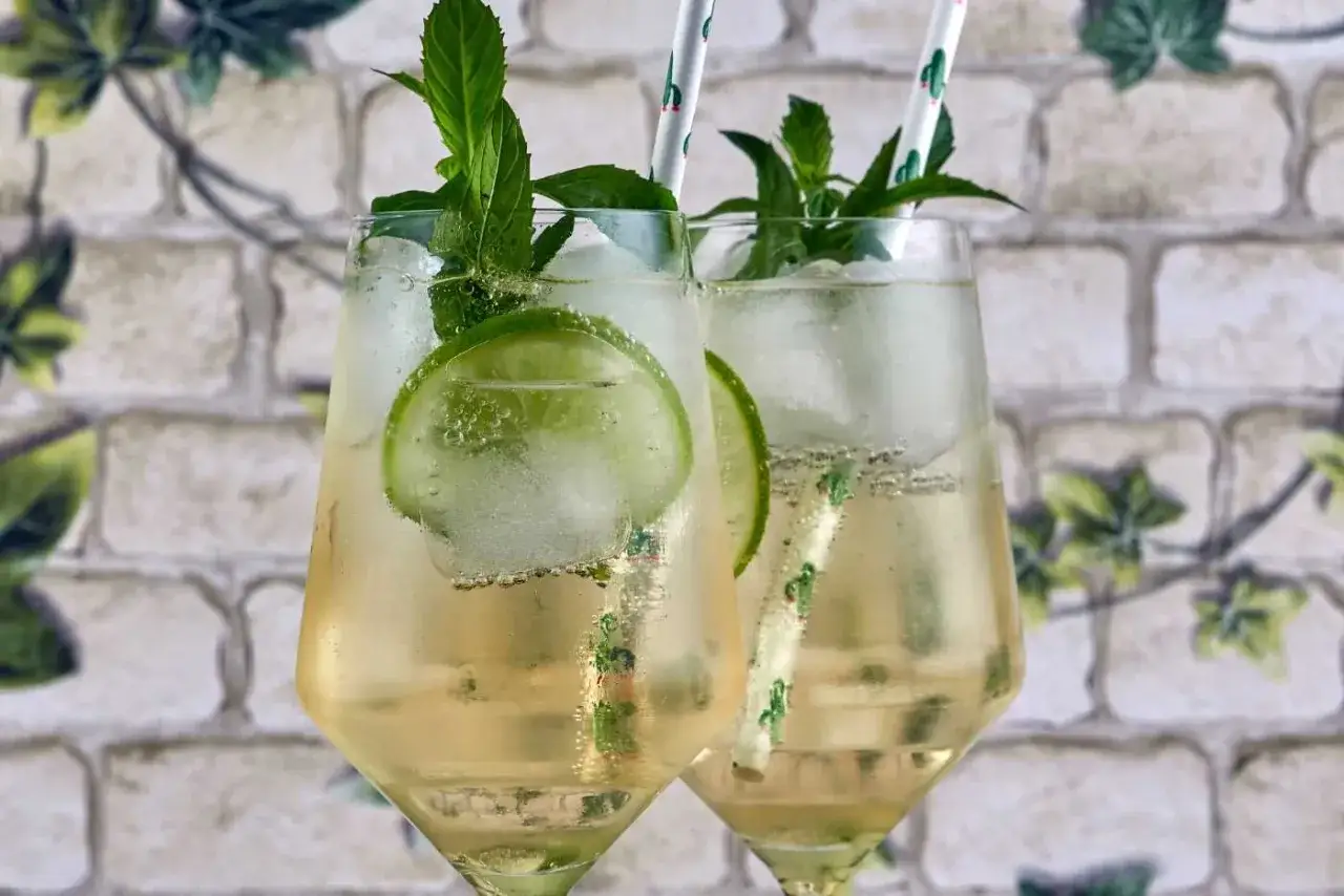 Due Hugo Spritz, con menta fresca, lime e ghiaccio. Ingredienti perfetti per un'estate rinfrescante.