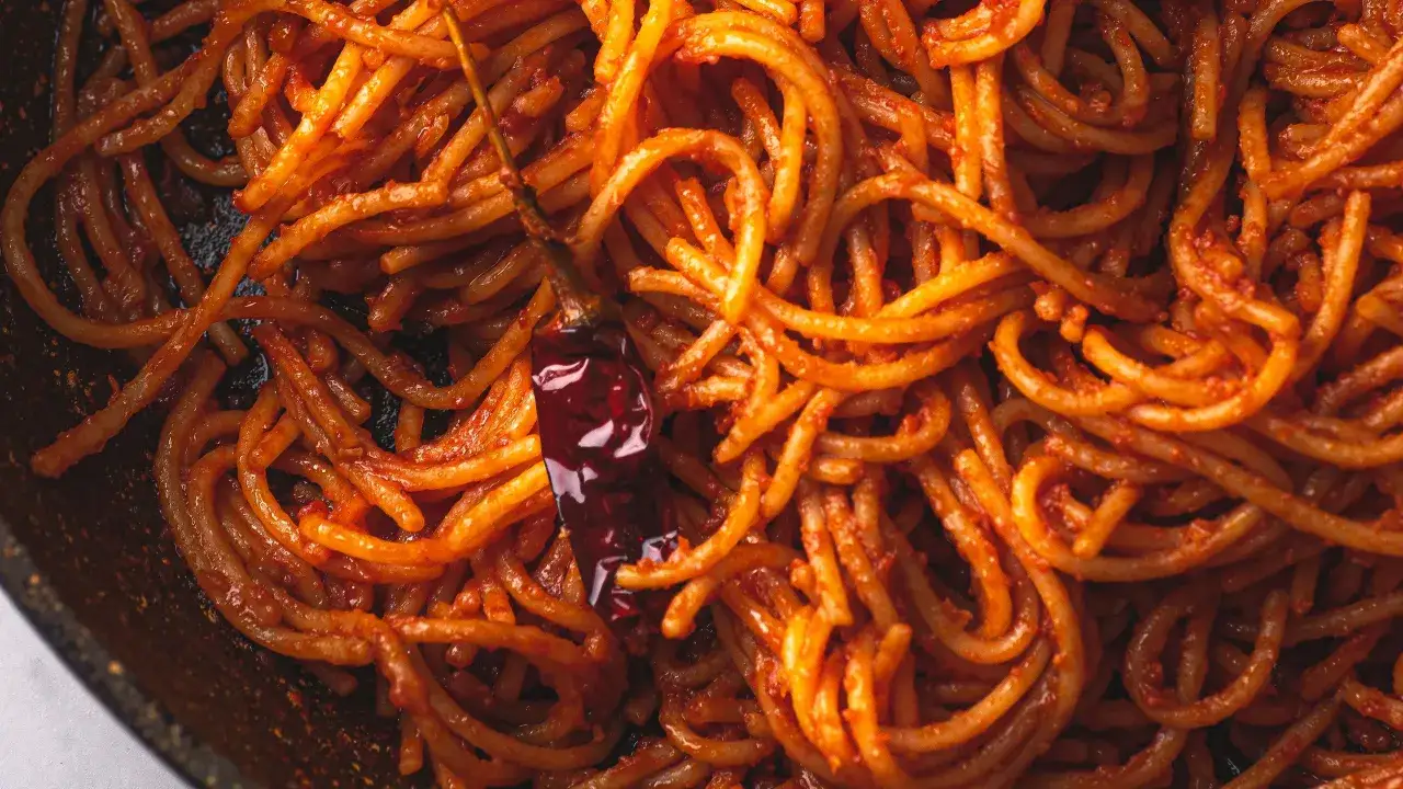 Spaghetti all'assassina, un piatto piccante e saporito, con un peperoncino rosso che promette un'esperienza gustativa audace.