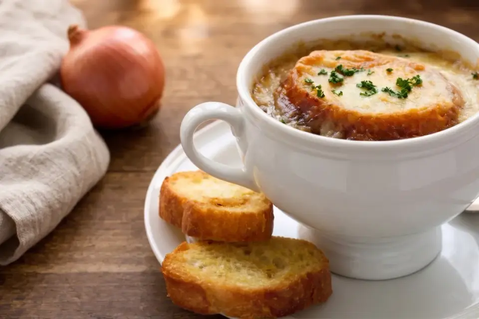 Zuppa di cipolle perfetta, dolce e gratinata